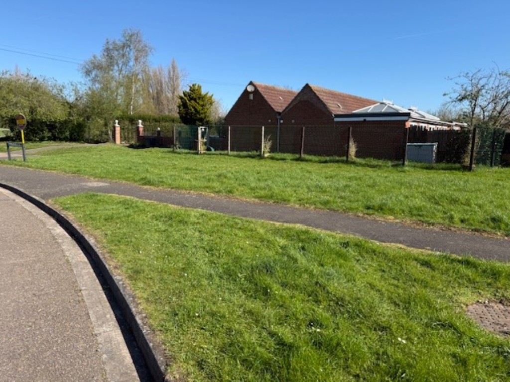Lot: 97 - PARCEL OF FREEHOLD LAND WITH POTENTIAL - Parcel of land on the left as you enter Birkdale Close